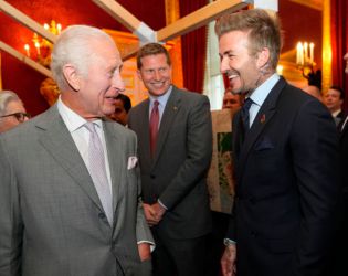 Крал Чарлз III без заплата, но с огромни доходи