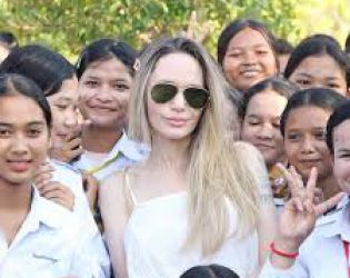 Анджелина Джоли ще популяризира туризма на Камбоджа