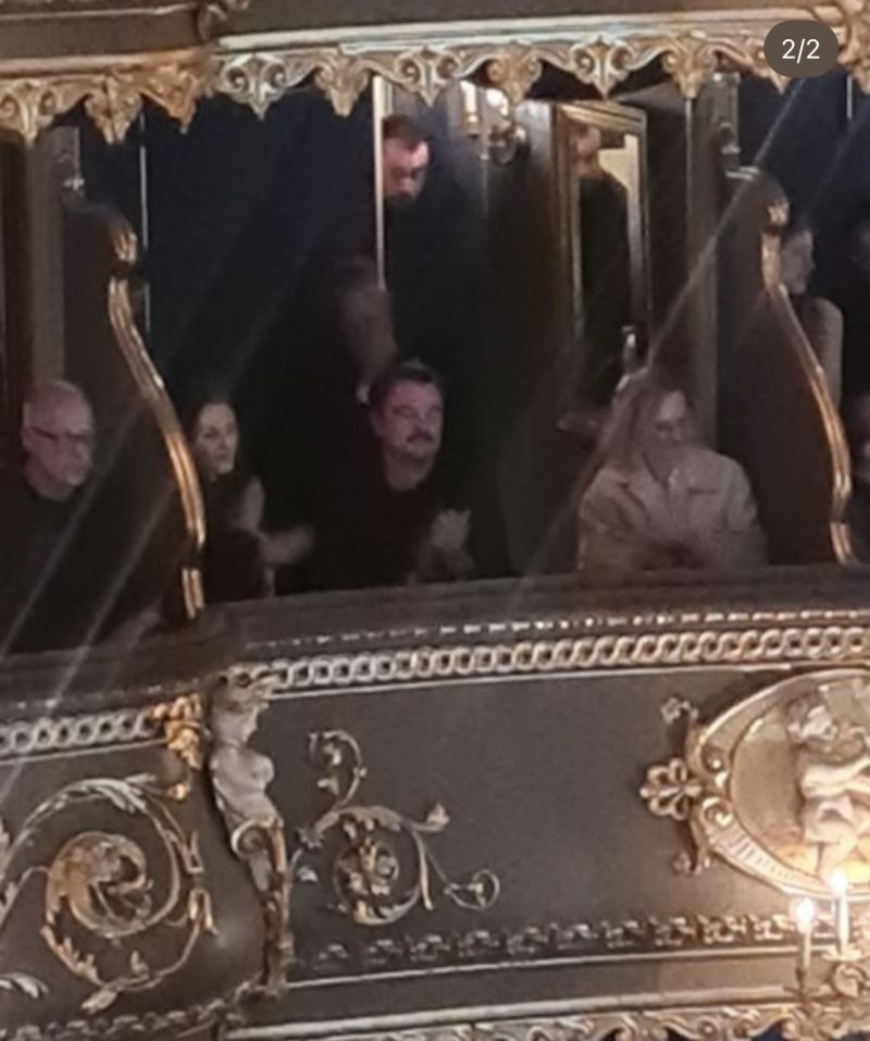 Леонардо Ди Каприо посети театрална постановка в Прага по време на престоя си в града