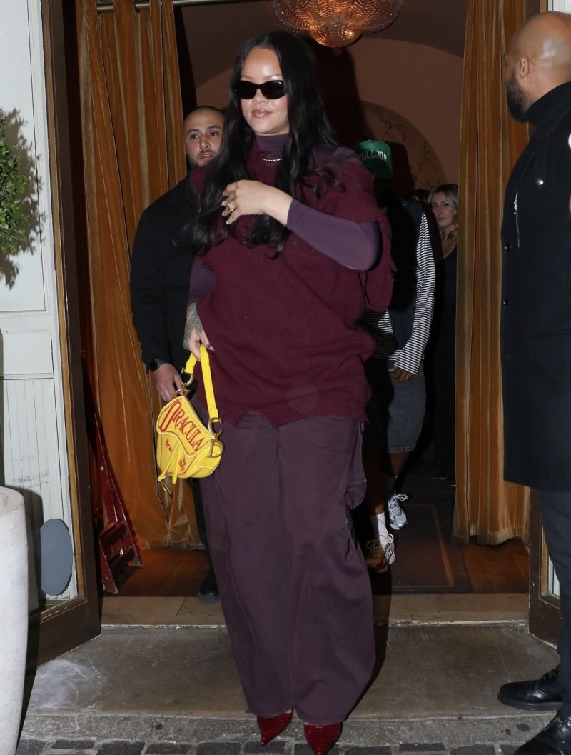 Риана блести в Париж с дръзка Dior чанта „Дракула“