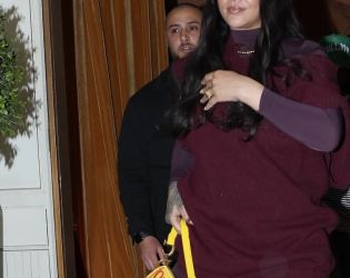 Риана блести в Париж с дръзка Dior чанта „Дракула“