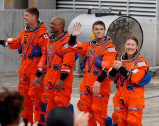 Астронавтите от „Артемис II“ получават стандартна заплата от НАСА