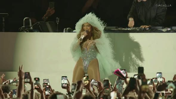 Дженифър Лопес с изненадващ дебют на Коачела и секси визия на сцената