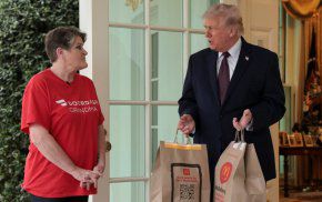 Първа доставка в Овалния кабинет ever: ВИДЕО НА ДЕНЯ