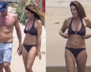     Синди Крауфорд блести на плажа в Мексико заедно със съпруга си