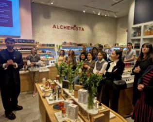 Парфюми с аромат на кожа, на тамян и на млад канабис: Новите хитове на сезона