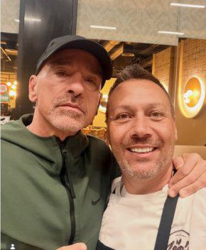 Лео посрещна Ерос преди концерта в София: ФОТО НА ДЕНЯ