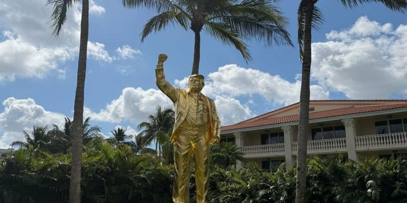 Огромна позлатена статуя на Тръмп се появи в Trump National Doral