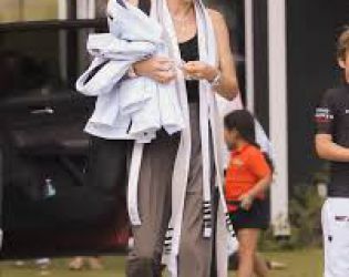 Анна Курникова изненада с перфектна фигура след бебе №4