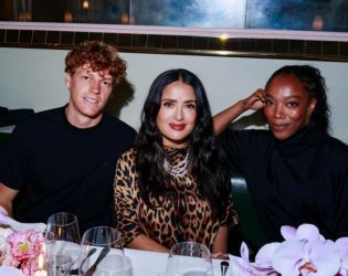 Салма Хайек отпразнува новата кампания на Синер за Gucci