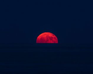 Ягодовата пълна Луна над Царево: ФОТО НА НОЩТА