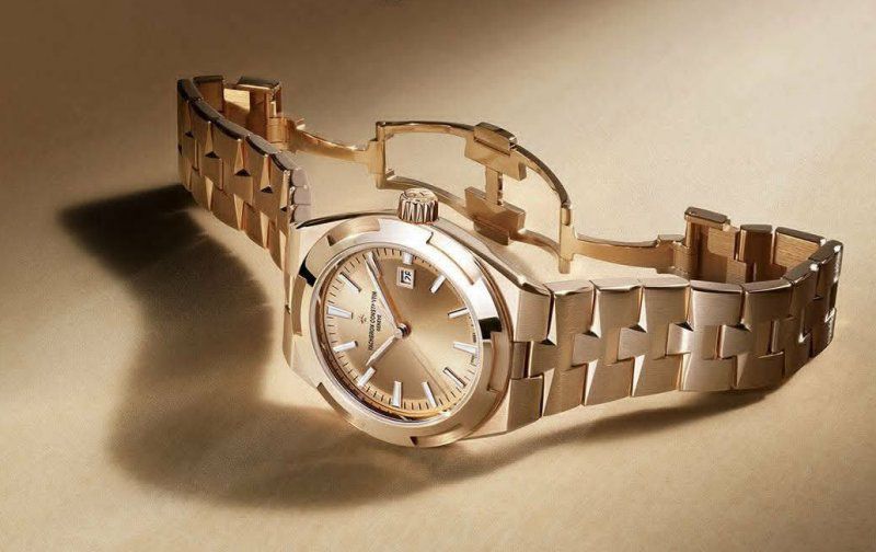 Vacheron Constantin представи два нови часовника Overseas с 34,5 мм корпус в розово злато и стомана