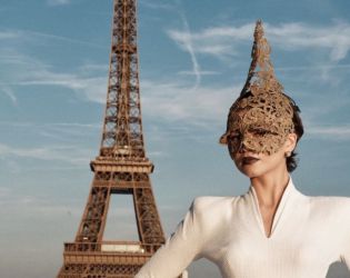 Зендая прикова всички погледи с 30-годишна рокля на Givenchy от Alexander McQueen