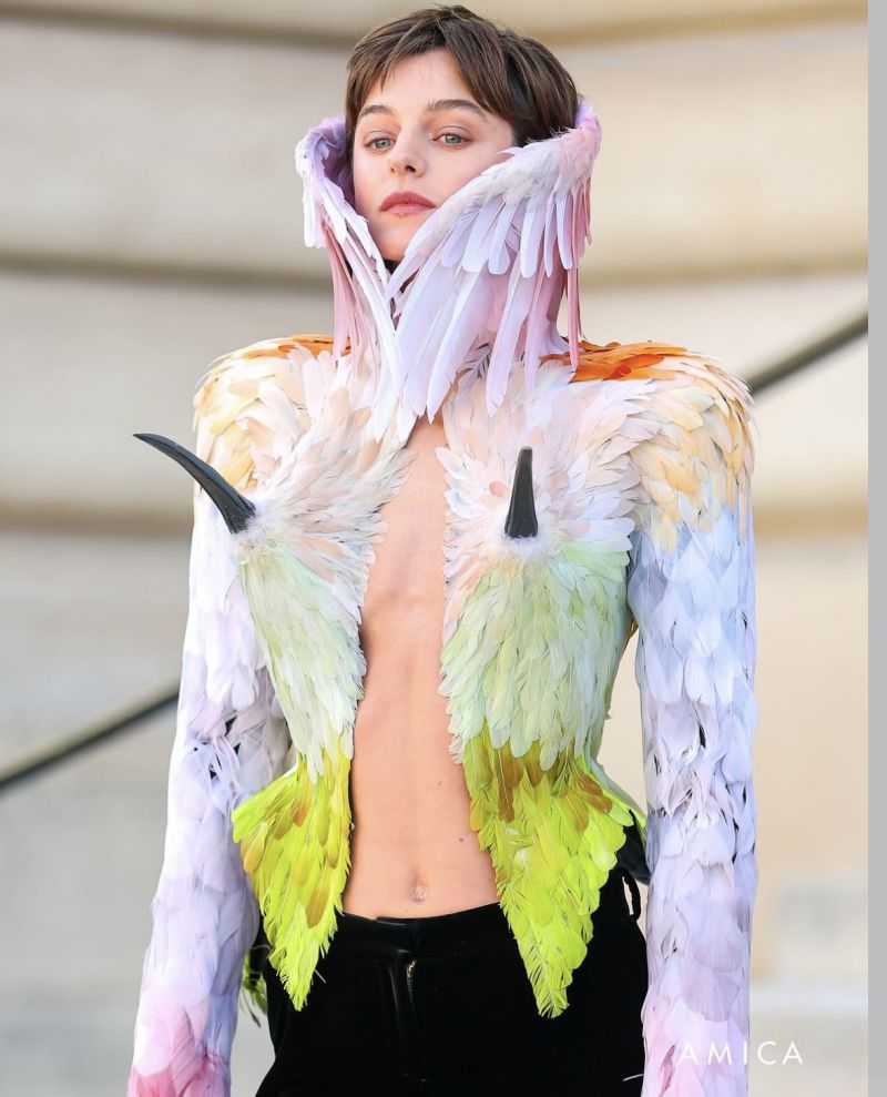 Ема Корин като екзотична птица на ревюто на Schiaparelli