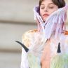 Ема Корин като екзотична птица на ревюто на Schiaparelli