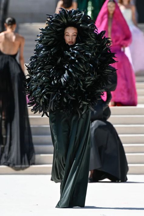 Джиджи Хадид като Голямото пиле на ревюто на Balenciaga в Париж