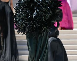 Джиджи Хадид като Голямото пиле на ревюто на Balenciaga в Париж