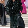 Джиджи Хадид като Голямото пиле на ревюто на Balenciaga в Париж