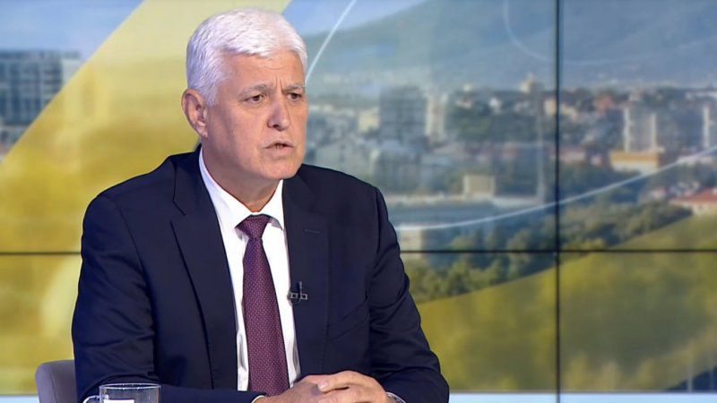 Бг пилотите могат да летят само денем: Военният министър
