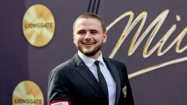 Синът на Майкъл Джексън се появи пред публика за 68-ия рожден ден на баща си