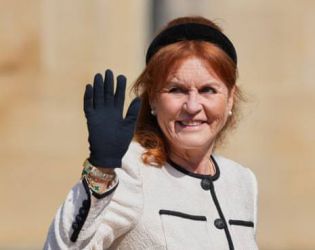 Сара Фъргюсън се завърна изненадващо във Великобритания след седем месеца далеч от Острова