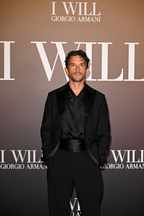 Джонатан Бейли на червения килим на събитието Armani Beauty „I Will“ във Венеция