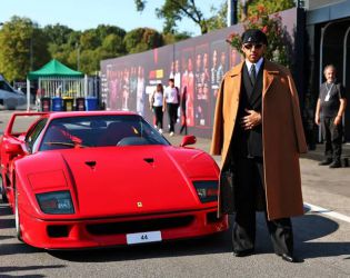 Люис Хамилтън пристигна в Монца с Ferrari за милиони