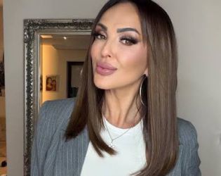 Голямото сърце на примата: Глория спаси 4 изоставени котета и ги прие в дома си