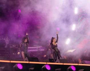 Технически проблем остави Pussycat Dolls без Никол Шерцингер по време на „Buttons“