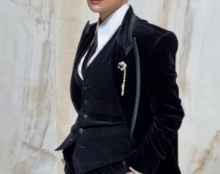 Джей Ло като жокей на ревюто на Dolce & Gabbana в Милано