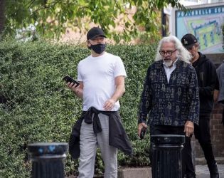 Лео ди Каприо остана незабелязан по време на разходка със семейството си в Лондон