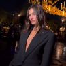 Хейли Бийбър с дръзко деколте на ревюто на Saint Laurent в Париж