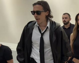 Бруклин Бекъм и Никола Пелц в Париж за ревю, но не на майка му