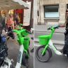 Наоми Кембъл дезинфекцира колело в Париж