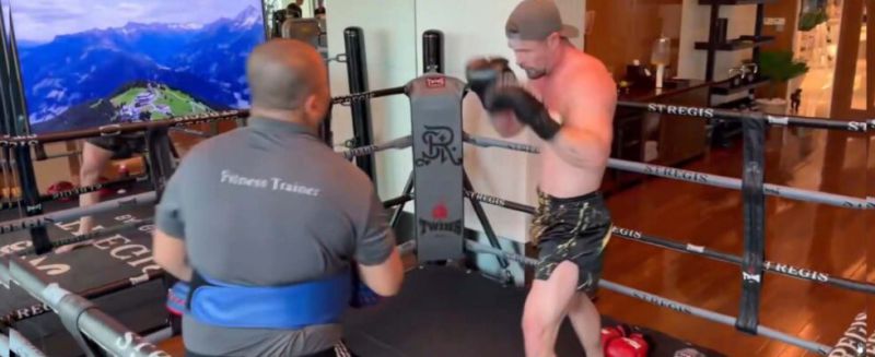 К. Хемсуърт, 43, иска дебют в ММА