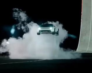 Илон Мъск представи „летяща“ Tesla