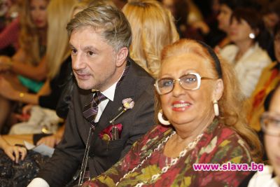 slava.bg : Нора Нова и Денди бяха най-странните птици в публиката slava.bg : Нора Нова и Денди бяха най-странните птици в публиката