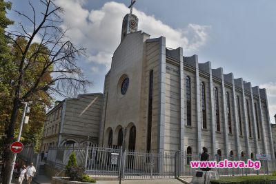 slava.bg : Западната стена е от времето на императорите Марк Аврелий и Комод, познати от филма Гладиатор, а катедралата е реконструирана след унищожаването и от бомбардировка през Втората световна война slava.bg : Западната стена е от времето на императорите Марк Аврелий и Комод, познати от филма Гладиатор, а катедралата е реконструирана след унищожаването и от бомбардировка през Втората световна война