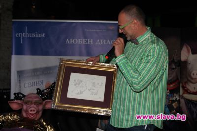 slava.bg : Авторът показва картина, която получил като подарък от Стояна Венева. slava.bg : Авторът показва картина, която получил като подарък от Стояна Венева.