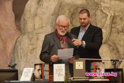 slava.bg : Левчев изрецитира своето стихотворение - Аз, който не избягах от Помпей slava.bg : Левчев изрецитира своето стихотворение - Аз, който не избягах от Помпей