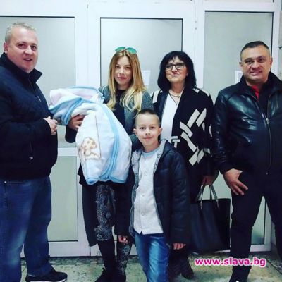 slava.bg : Момиченцето на Емилия и Коко Динев, което е второ дете за двойката slava.bg : Момиченцето на Емилия и Коко Динев, което е второ дете за двойката