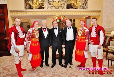slava.bg : Лорд Браян Дейвидсън , топ адвокат Стоян Стойков и актьора от Ало Ало Гай Сайнър с танцьорите от Фолклорна магия. slava.bg : Лорд Браян Дейвидсън , топ адвокат Стоян Стойков и актьора от Ало Ало Гай Сайнър с танцьорите от Фолклорна магия.
