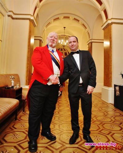 slava.bg : Стоматологът на богатите и известните д-р Смилен Смилов с церемониал майстора Алан Маят два пъти рекордьор на Гинес slava.bg : Стоматологът на богатите и известните д-р Смилен Смилов с церемониал майстора Алан Маят два пъти рекордьор на Гинес