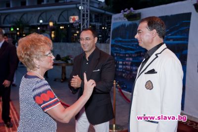 slava.bg : Братя Диневи с журналистката Валерия Велева slava.bg : Братя Диневи с журналистката Валерия Велева