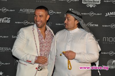 slava.bg : Люси изненада гостите, след като се появи облечен като шейх slava.bg : Люси изненада гостите, след като се появи облечен като шейх