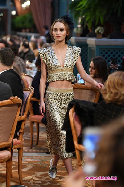 Дъщерята на Деп и Паради дефилира за Chanel