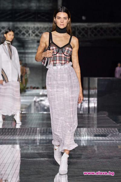 Burberry се завръща с ревю през септември